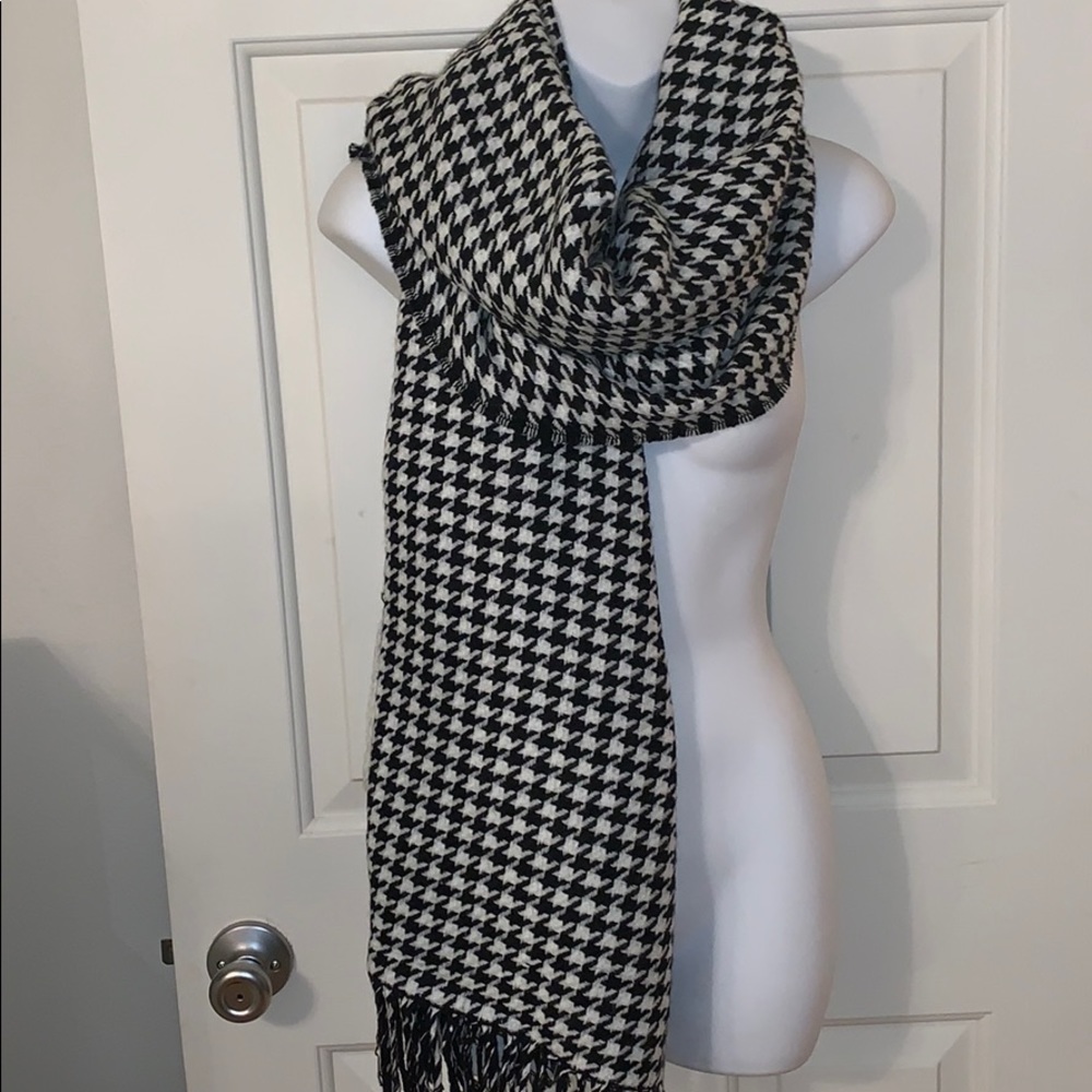 Charming Charlie Black & White Houndstooth Scarf